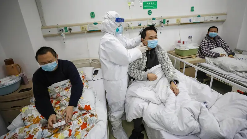 Dokter memeriksa kondisi pasien kritis virus corona atau COVID-19 di Rumah Sakit Jinyintan, Wuhan, Provinsi Hubei, China, Kamis (13/2/2020).