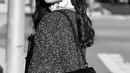Chelsea Islan memang pandai memadukan berbagai busana. Kali ini dalam foto hitam putih, ia tampak mengenakan busana vintage dengan kerah model rumbai. Mengenakan tas, penampilannya makin stylish. (Liputan6.com/IG/@chelseaislan)