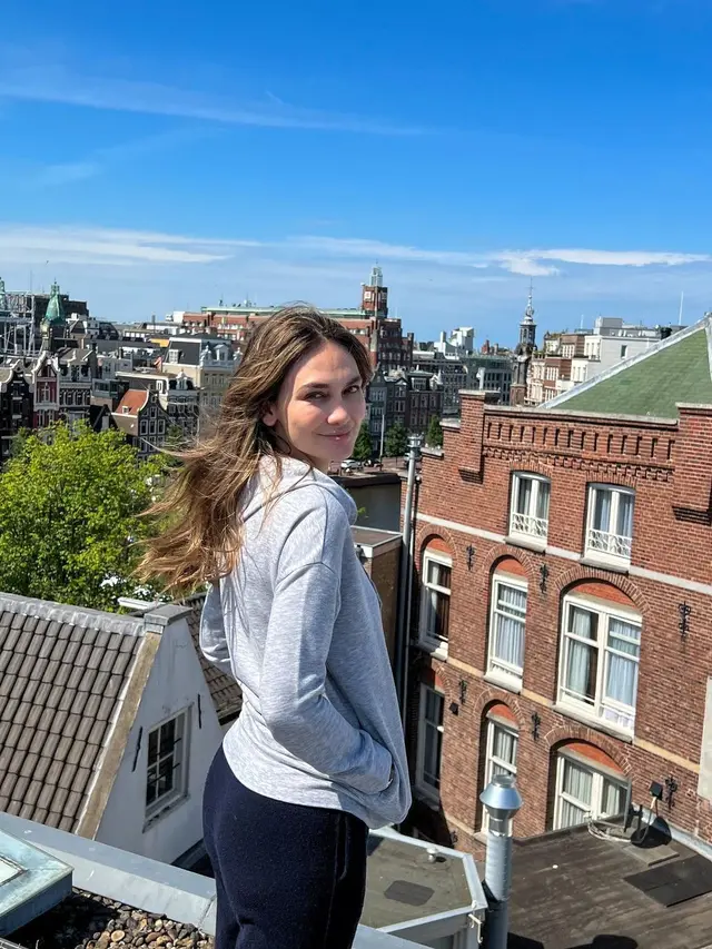 8 Potret Luna Maya Liburan di Amsterdam, Penampilannya Curi Perhatian