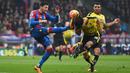 Kaki pemain Crystal Palace, Joel Ward, mengenai kepala bek Watford, Nathan Ake, pada laga Liga Inggris di Stadion Selhurst Park, Inggris, Sabtu (13/2/2016). Crystal Palace takluk 1-2 dari Watford. (Reuters/Alan Walter)