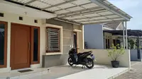 8 Desain Teras Tanpa Atap vs Kanopi untuk Parkir Motor, Mana Lebih Praktis?