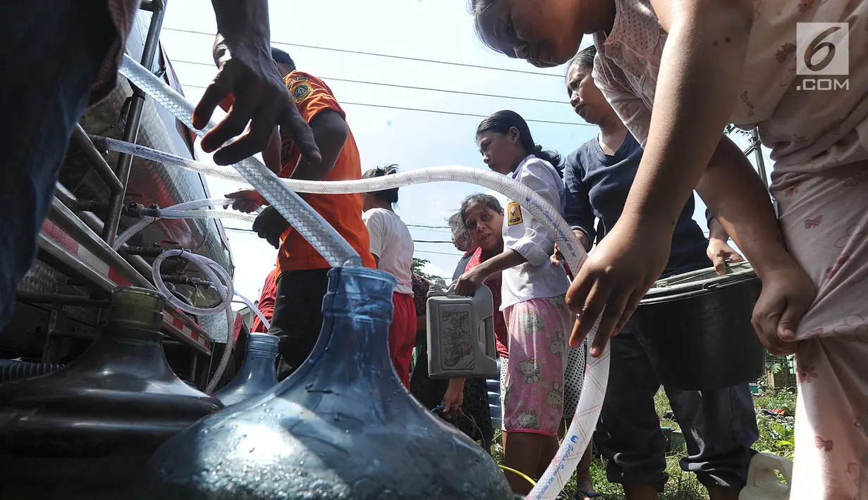 Warga mengambil air bersih bantuan Badan Penanggulangan Bencana Daerah (BPPD) Kabupaten Bogor di Pabuaran, Ciampea, Bogor, Jawa Barat, Senin (6/8). BPPD Kabupaten Bogor mengerahkan lima truk tangki air bersih setiap hari. (Merdeka.com/Arie Basuki)