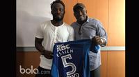 Michael Essien (kiri) saat berfoto dengan jersey nomor lima miliknya pada sesi perkenalan yang bertepatan dengan HUT Persib Bandung ke-84 di Bandung, Selasa (14/3/2017). (Bola.com/ Erwin Snaz)