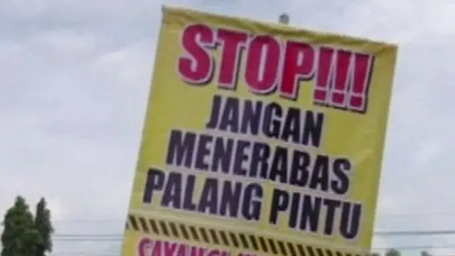 [VIDEO] Prihatin Tragedi Bintaro, Pria Sukarela Jaga Perlintasan