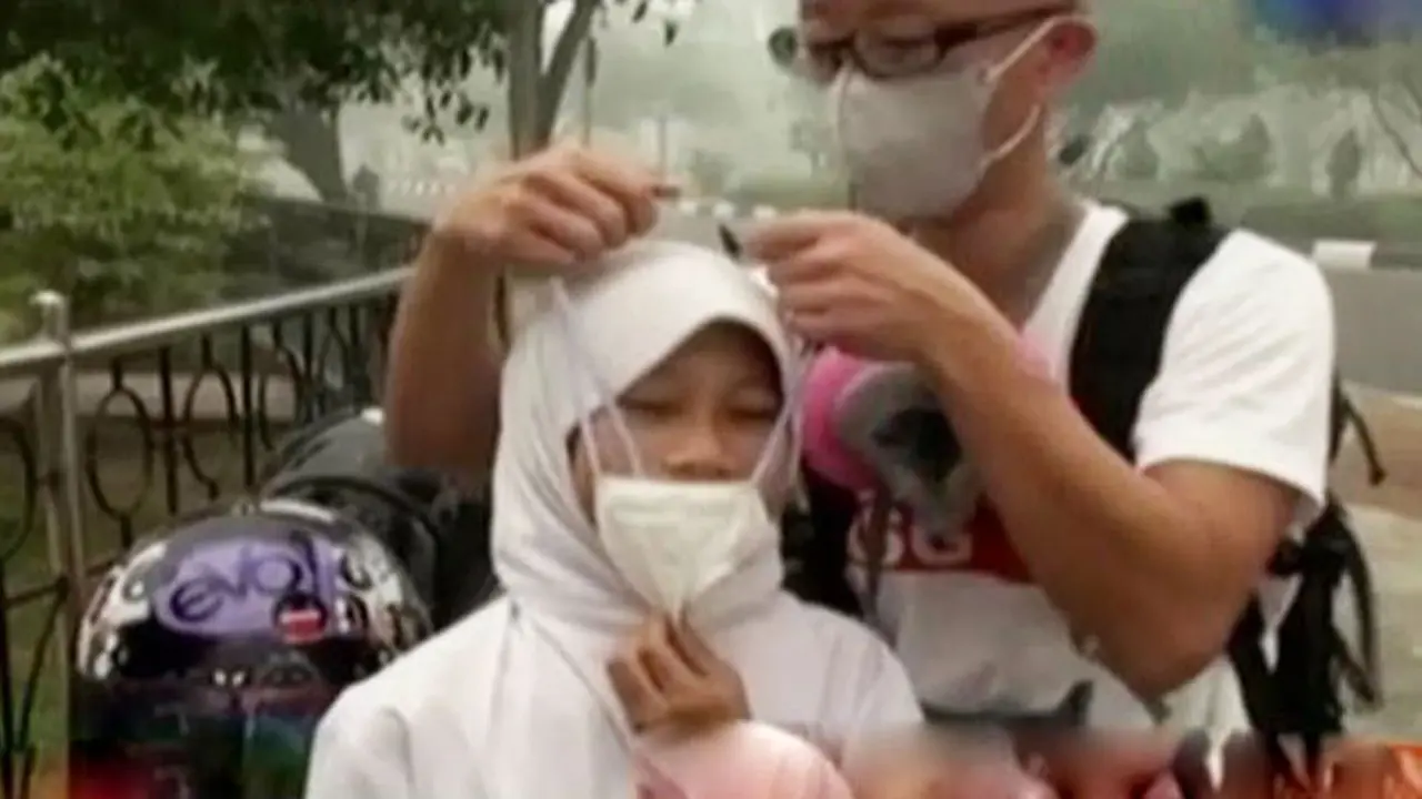 Relawan SIngapura Bagikan Masker Bagi Warga Palangkaraya