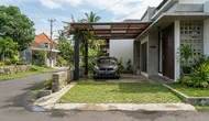 8 Inspirasi Carport Berlantai Grass Block, Cocok untuk Rumah Modern Minimalis