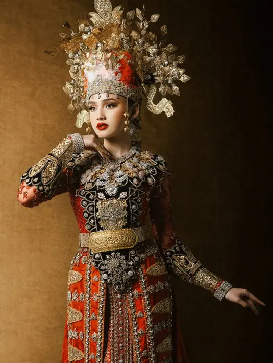 Syifa Hadju tampil menawan berbalut kebaya merah penuh payet emas dan alumbu dari Studio Boh [@syifahadju]