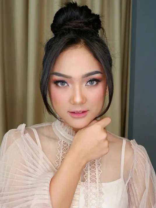 Tidak hanya suaranya saja yang bisa dinikmati, akan tetapi penampilannya juga menarik untuk diperhatikan. (Foto: instagram.com/lalamarionmj)