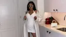 Terakhir, Kylie Jenner tampil dengan baby bump yang sudah mulai nampak dengan outfit serba putih. Mini dress yang ditumpuknya dengan long coat yang juga berwarna putih. Sebagai statement accessories, ia menambahkan sunglasses dan high heels. Foto: Instagram.