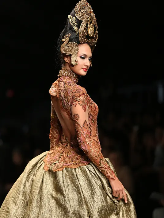 Nadine Chandrawinata tampak anggun memakai rancangan mewah Anne Avantie di gelaran Jakarta Fashion Week 2016 pada Selasa (27/10/2015) malam di Senayan City. (Andy Masela/Bintang.com)