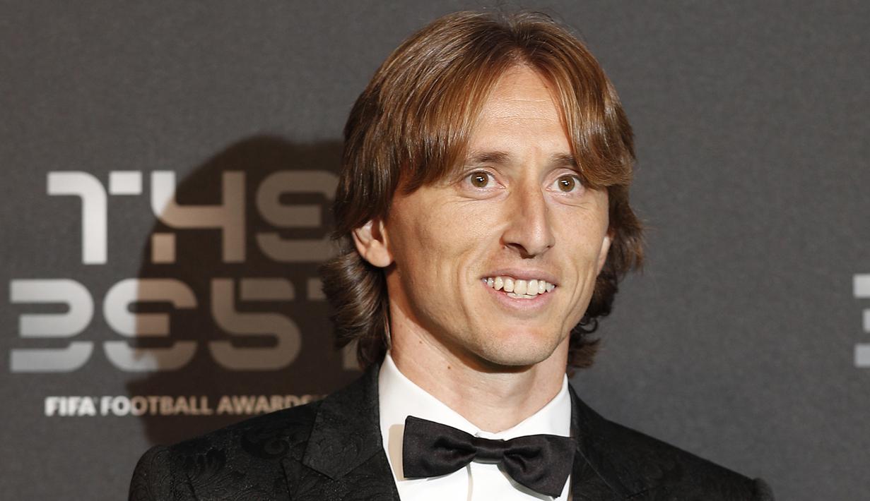 Pemain Real Madrid asal Kroasia, Luka Modric, menghadiri penganugerahan Pemain Terbaik FIFA 2018 di London, Senin (24/9/2018). Dirinya mampu mematahkan dominasi Cristiano Ronaldo dan Lionel Messi. (AFP/Adrian Dennis)