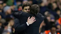 Manajer Tottenham Hotspur Mauricio Pochettino berpelukan dengan manajer Chelsea Antonio Conte pada laga Premier League di White Hart Lane, London, Rabu (4/1/2017). (AFP/Adrian Dennis)