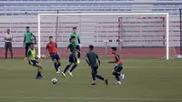 Para pemain Timnas Indonesia U-22 saat latihan di Stadion Rizal Memorial, Manila, Jumat (22/11). Latihan ini persiapan jelang laga SEA Games 2019. (Bola.com/M Iqbal Ichsan)