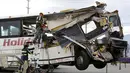 Petugas memotong body bus pariwisata yang tersangkut di bagian belakang bodi truk trailer usai bertabrakan di Jalan Raya Southern California, Amerika Serikat, (23/10).  (REUTERS/Sam Mircovich)