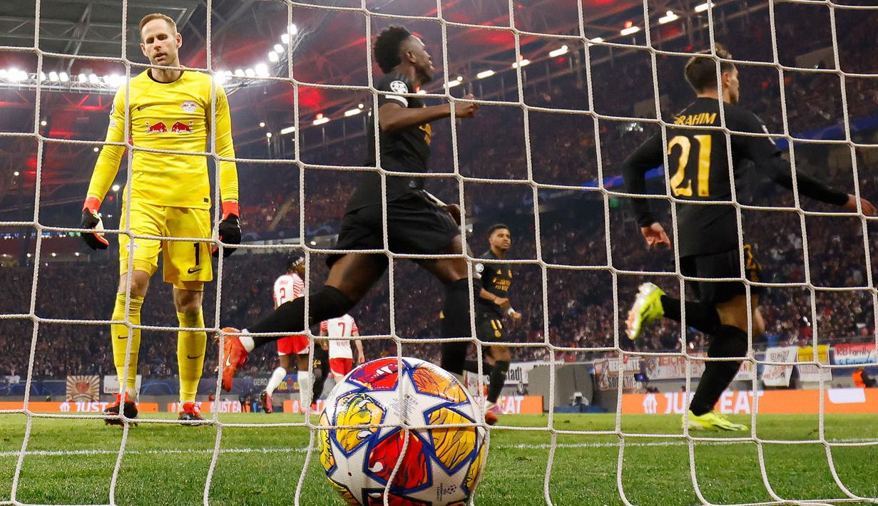 Pemain Real Madrid, Brahim Diaz (kanan) mencetak gol kemenangan timnya ke gawang RB Leipzig pada laga leg pertama 16 besar Liga Champions 2023/2024 di Red Bull arena stadium, Leipzig, Jerman, Rabu (14/02/2024) dini hari WIB. (AFP/Odd Andersen)