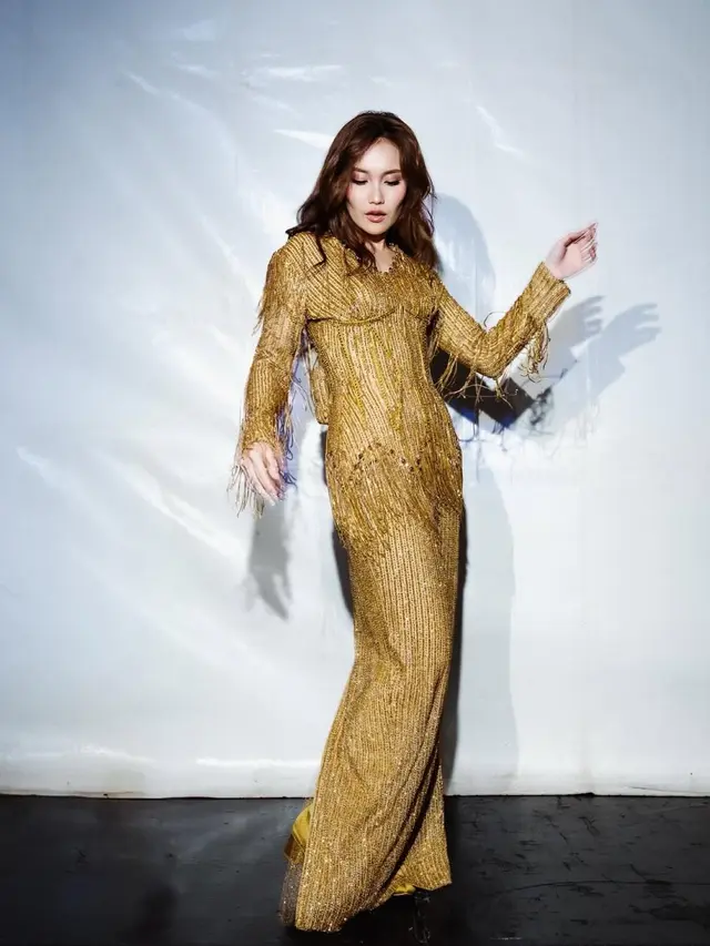 Detail 3 Busana Konser Ayu Ting Ting 'Dangdut Dangdutan' di Depok, Bikin Terpukau