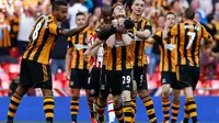 Stephen Quinn (Hull City - tengah) dirangkul rekan setimnya usai mencetak gol ke gawang Sheffield United dalam laga semifinal Piala FA di Stadion Wembley, London (13/4/2014). (REUTERS/Darren Staples)