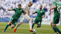 Bek Real Madrid, Theo Hernandez, berusaha melewati pemain Leganes, Darko Brasanac, pada laga La Liga di Santiago Bernabeu, Sabtu (28/4/2018). Real Madrid menang 2-1 atas Leganes. (AP/Francisco Seco)