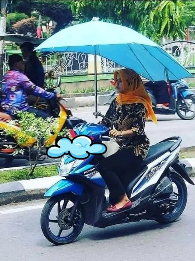 6 Aksi Lucu Emak-Emak saat Pakai Payung Ini Bikin Geleng Kepala