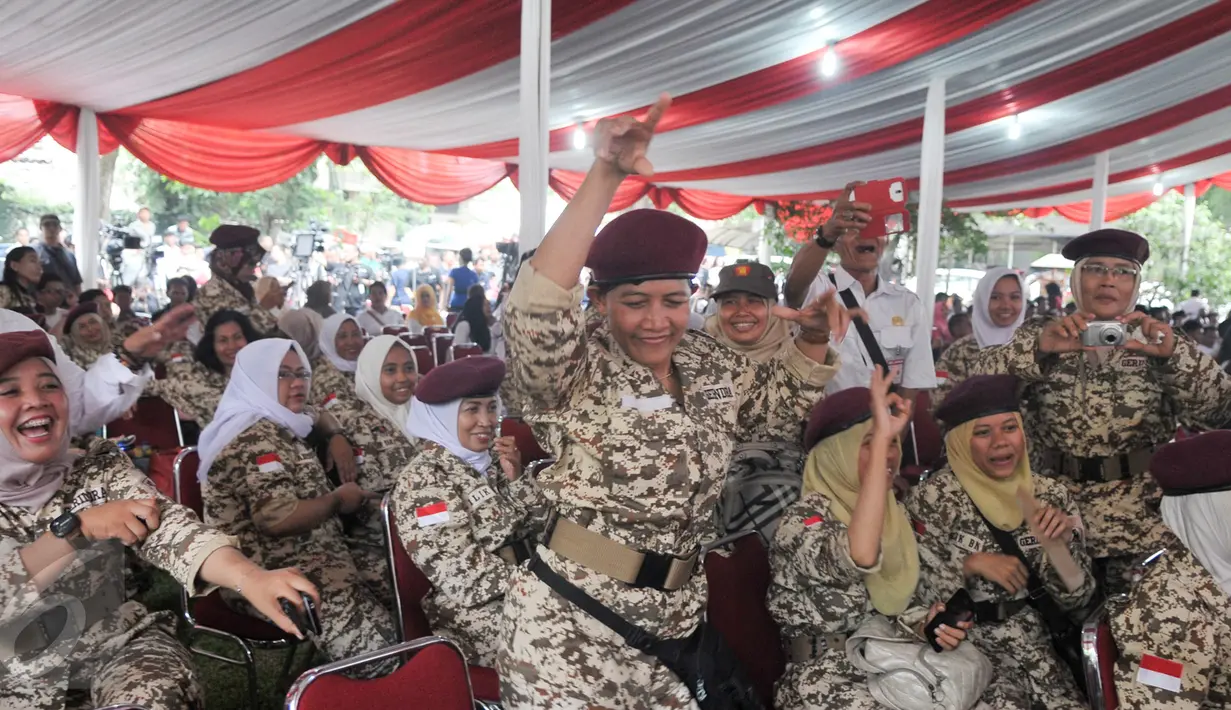 Kader Gerindra berjoged di kantor DPP Gerindra, Ragunan, Jakarta Selatan, Rabu (19/4). Tunggu hasio hitung cepat, pendukung Anies-Sandi dan kader Gerindra penuhi kantor DPP Gerindra. (Liputan6.com/Yoppy Renato)