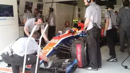 Pebalap Manor Racing asal Indonesia, Rio Haryanto, bersiap mengikuti latihan bebas kedua F1 GP China di Sirkuit Internasional Shanghai, China, Jumat (15/4/2016). (Bola.com/Twitter/Manorracing)
