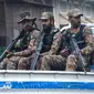 Tentara bersenjata berpatroli di Karachi pada Kamis 8 Februari 2024, saat pemungutan suara dimulai dalam pemilu Pakistan. (AFP)