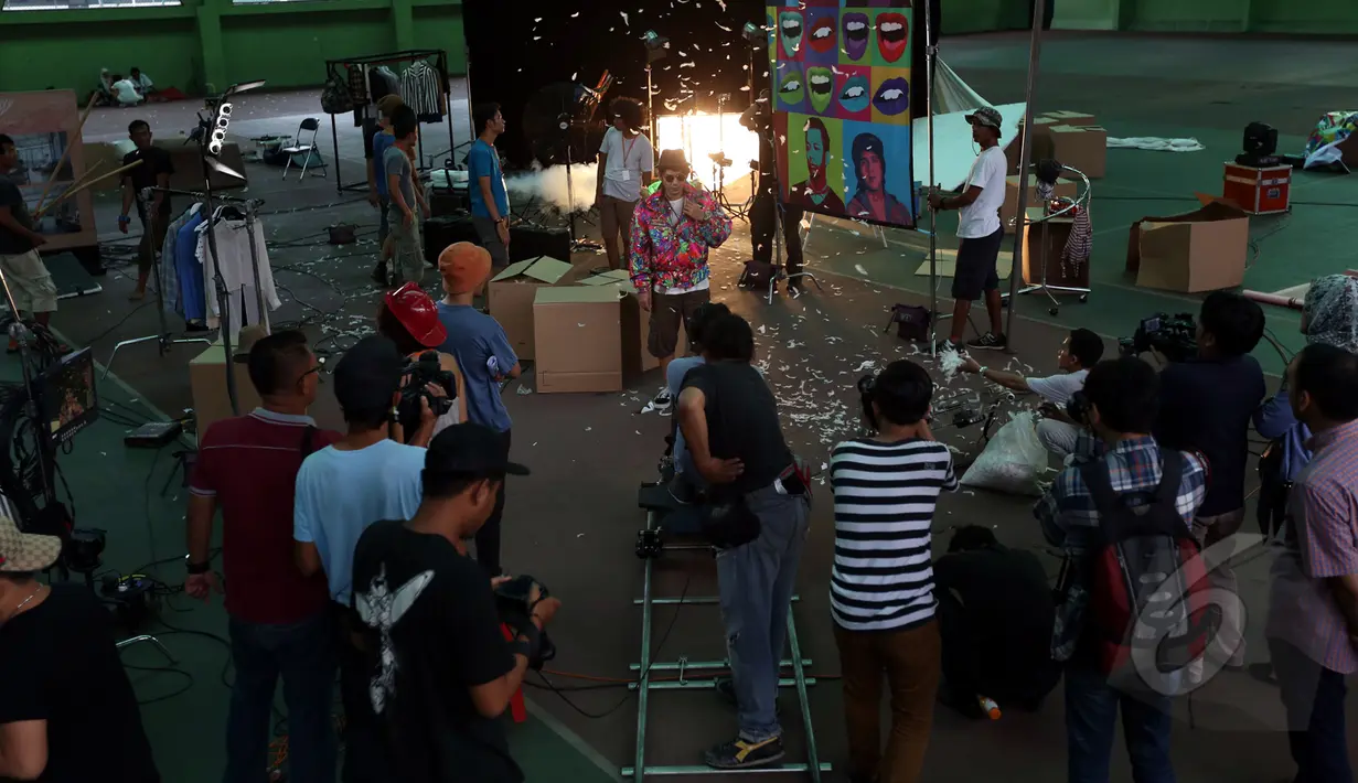 Suasana proses pembuatan video klip terbaru d'Masiv untuk single berjudul "Pede" di kawasan Kebayoran Baru, Jakarta, Kamis (5/3/2015). (Liputan6.com/Panji Diksana)