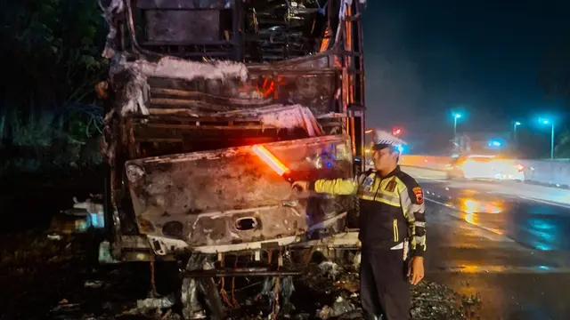 Bus Tunggal Dara dilalap api