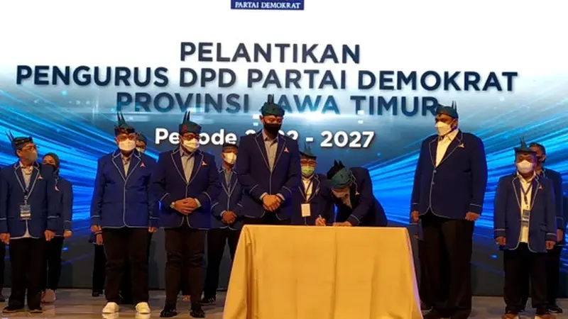 AHY melantik Emil Dardak sebagai ketua DPD Demokrat Jatim. (Dian Kurniawan/Liputan6.com).