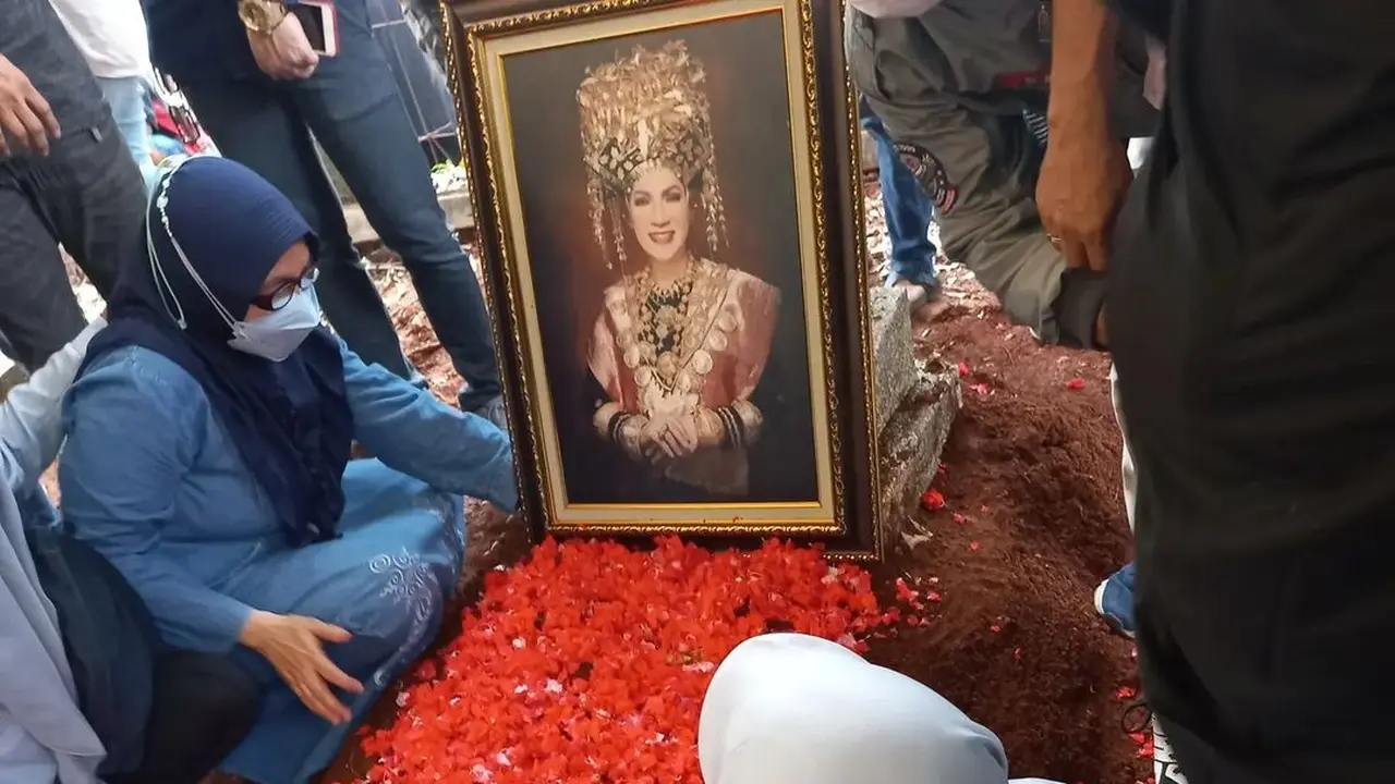 6 Momen Haru Fatimah Anak Mendiang Dorce di Pemakaman, Berusaha Tegar