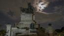Bulan purnama muncul di belakang monumen Kemerdekaan di Sao Paulo, Brasil, Minggu (15/5/2022). (AP Photo/Andre Penner)