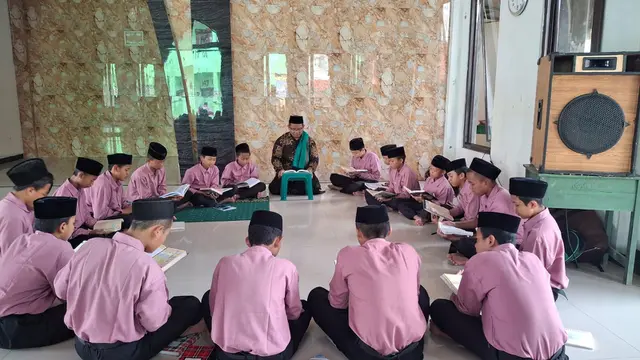 Santri Ponpes Darurrohmah Cirebon Fokus Hafalan Al-Quran dan Kitab Kuning Selama Ramadan
