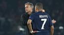 Pelatih PSG Luis Enrique (kiri) memberikan semangat kepada Kylian Mbappe setelah timnya kalah dari Borussia Dortmund pada laga leg kedua semifinal Liga Champions 2023/2024 di Parc des Princes, Paris, Prancis, Rabu (08/05/2024) dini hari WIB. (AFP/Franck Fife)