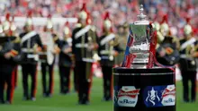 Trofi Piala FA. (AFP/Ian Kington)