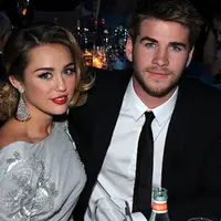 Kabar terbaru datang dari pasangan Miley Cyrus dan Liam Hemsworth. Selalu tampil mesra di depan umum, ternyata keduanya diberitakan sudah menggelar pernikahan secara diam-diam, benar kah? (AFP/Larry Bussaca)