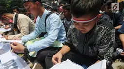 Puluhan Aliansi  Mahasiswa, Pemuda dan Masyarakat  yang mengatasnamakan pecinta Tuan Guru Bajang (TGB) atau Gubernur NTB TGH Zainul Majdi melakukan aksi damai membaca yasin di depan gedung KPK, Jakarta, Selasa (25/09).(merdeka.com/dwi narwoko)