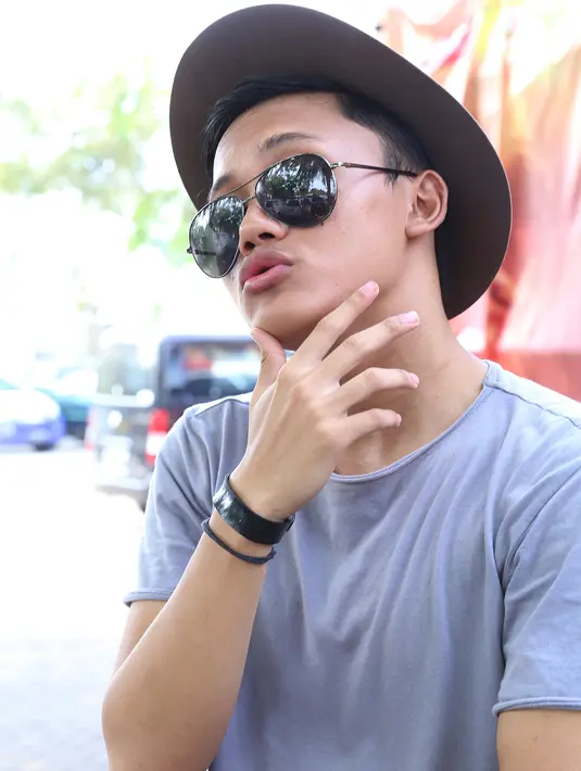 Rizky juga mewariskan aksi lucu seperti ayahnya. Rizky kerap kali menunjukkan gaya unik saat berfoto. (Galih W. Satria/Bintang.com)