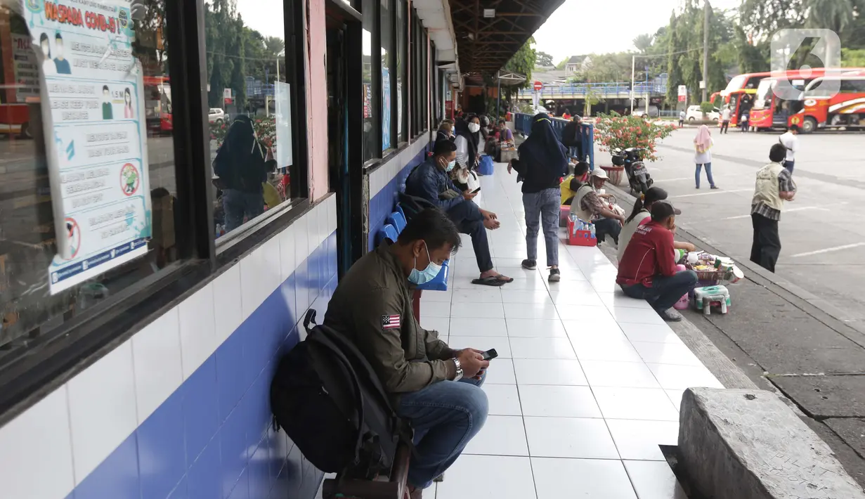 Suasana ruang tunggu keberangkatan di Terminal Kampung Rambutan, Jakarta, Kamis (22/4/2021). Pemerintah resmi memperluas periode larangan mudik lebaran 2021 mulai 22 April sampai 24 Mei 2021 yang tertuang dalam Adendum Surat Edaran (SE) Nomor 13 Tahun 2021. (Liputan6.com/Helmi Fithriansyah)