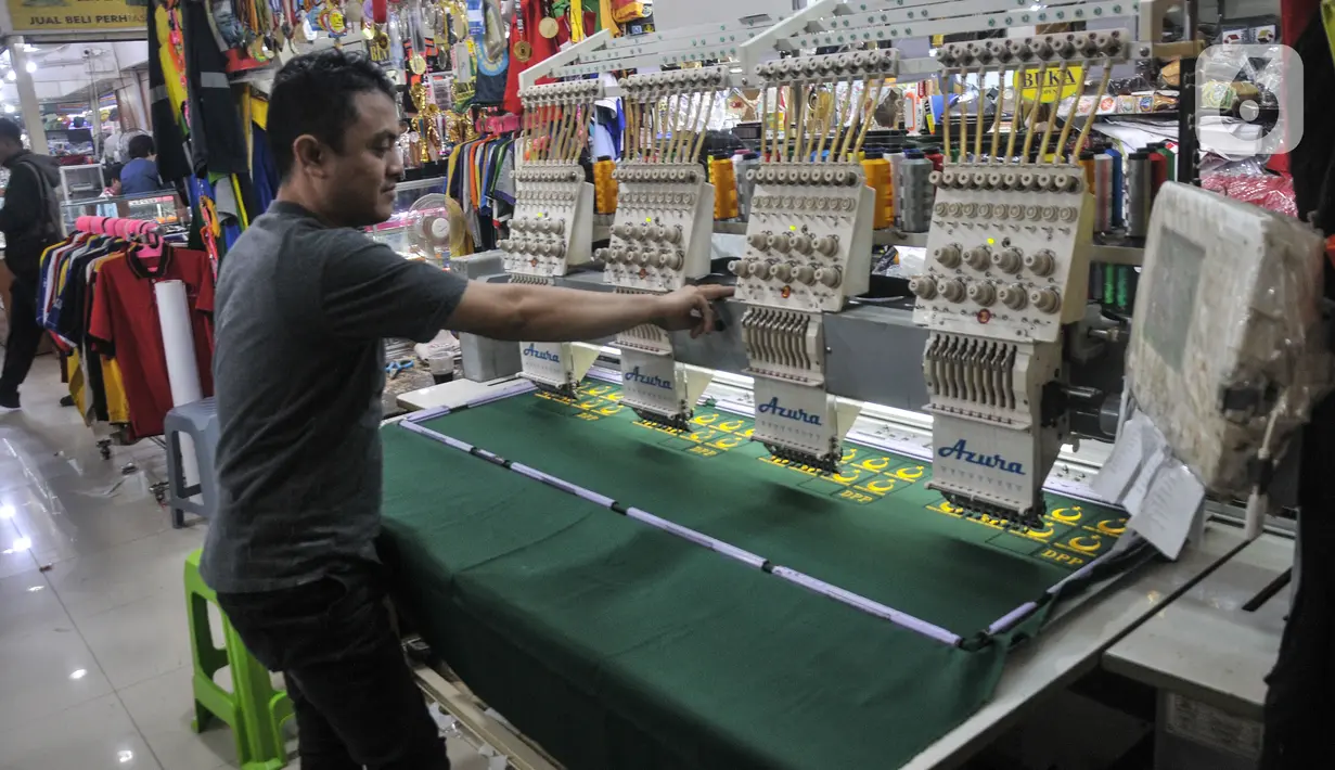 Kesibukan pekerja menyablon atribut partai politik di salah satu kios Blok III Pasar Senen, Jakarta, Rabu (17/5/2023). (merdeka.com/Iqbal S Nugroho)