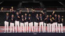Pemain Prancis merayakan kemenangan medali emas Olimpiade Tokyo 2020 usai mengalahkan Russian Olympic Committee pada pertandingan final bola voli putra di Ariake Arena, Tokyo, Jepang, Minggu (8/8/2021). Prancis mengalahkan ROC 3-2. (AP Photo/Manu Fernandez)