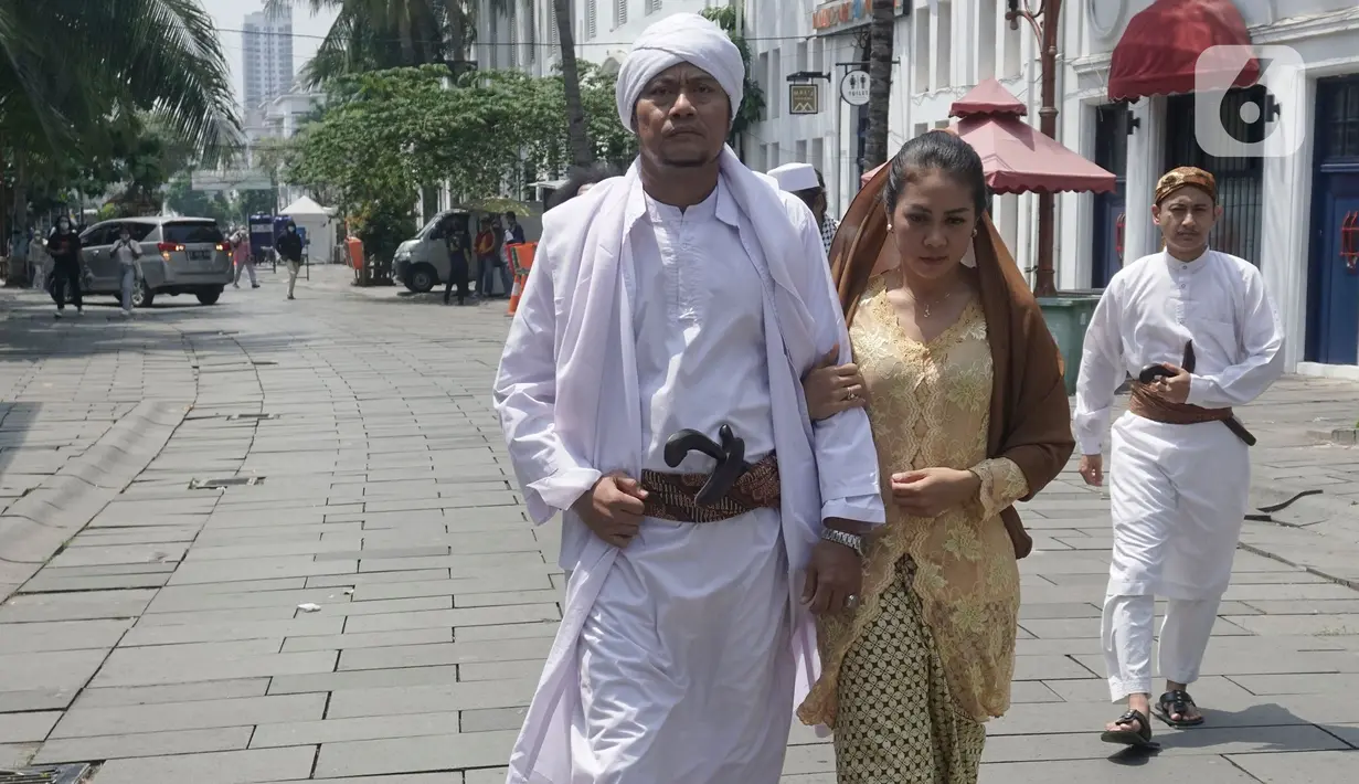 Sejumlah seniman teater dari Museum Sejarah Jakarta melakukan lakokan bertemakan Perjuangan Pangeran Diponegoro di Halaman Museum Fatahillah, Kota Tua, Jakarta Pusat, Minggu (24/10/2021). (Liputan6.com/Herman Zakharia)