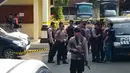 Polisi berjaga setelah pelaku bom bunuh diri meledakkan dirinya di Mapolrestabes Medan, Sumatera Utara, Rabu (13/11/2019). Area Mapolrestabes Medan dijaga ketat aparat kepolisian bersenjata lengkap. (Rahmad SURYADI/AFP)