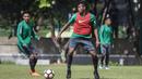 Pemain Timnas Indonesia, Zulfiandi mengontrol bola saat latihan di Lapangan ABC Senayan, Jakarta, Minggu (18/3/2018). Latihan ini merupakan persiapan jelang laga uji coba melawan Singapura. (Bola.com/Vitalis Yogi Trisna)