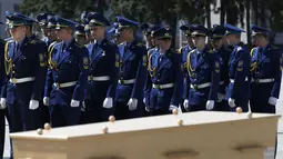 Pasukan penjaga kehormatan bersiap melakukan upacara penghormatan jenasah korban jatuhnya pesawat Malaysia Airlines MH-17 di Bandara Kharkiv, (23/7/2014). (REUTERS/Gleb Garanich)
