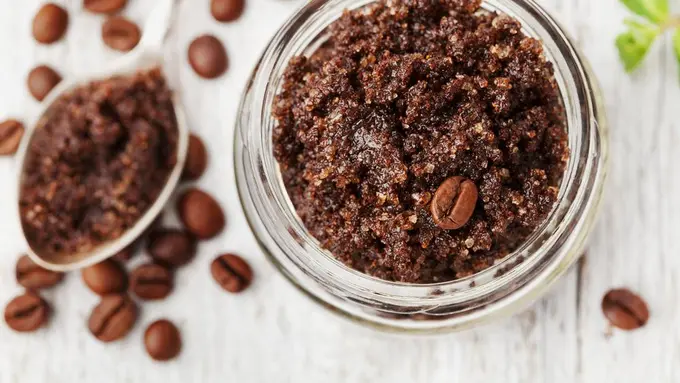 Scrub kopi dan air mawar untuk mengencangkan kulit dan cegah keriput/dok.Shutterstock
