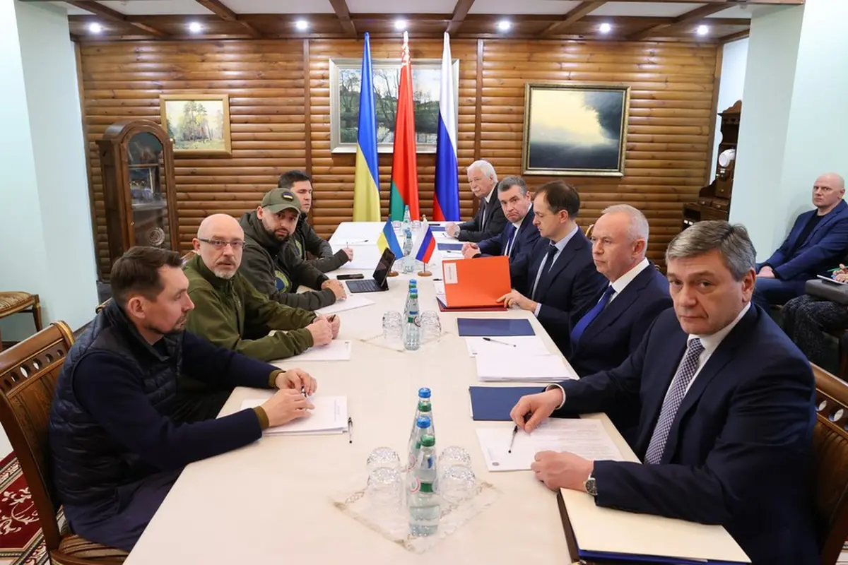 Suasana putaran ketiga negosiasi damai antara delegasi Rusia dan Ukraina di Belovezhskaya Pushcha.