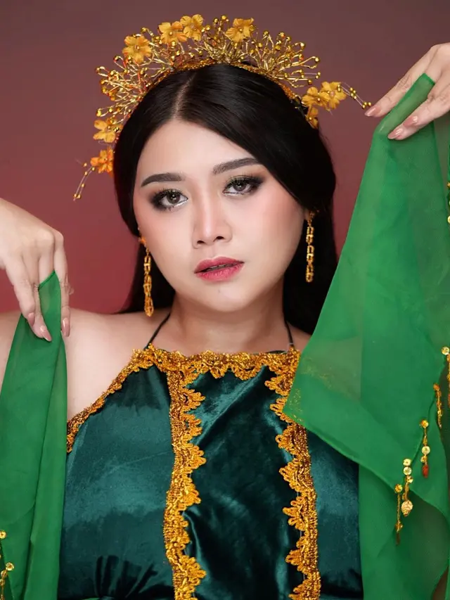 6 Potret Clarissa Putri Parodikan Badarawuhi Pakai Ular Sungguhan, Tuai Pujian