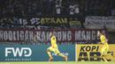 Penyerang Sriwijaya FC, Yohanis Nabar, merayakan gol yang dicetaknya ke gawang PS TNI pada laga Piala Bhayangkara di Stadion Si Jalak Harupat, Bandung, Minggu (20/3/2016). Sriwijaya FC berhasil menang 2-1 atas PS TNI. (Bola.com/Vitalis Yogi Trisna)