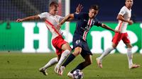 Gelandang RB Leipzig, Dani Olmo (kiri) berebut bola dengan gelandang Paris Saint-Germain (PSG), Ander Herrera pada partai semifinal Liga Champions di Estadio da Luz, Lisbon, Selasa (18/8/2020). PSG melaju ke final Liga Champions setelah mengandaskan Leipzig 3-0. (Manu Fernandez/POOL/AFP)
