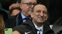 Chairman&nbsp;Brighton, Tony Bloom, duduk di kursinya untuk pertandingan Liga Primer Inggris antara Brighton dan Hove Albion dan Tottenham Hotspur di Stadion Komunitas American Express di Brighton, Inggris selatan pada 6 Oktober 2024. (Glyn KIRK/AFP)